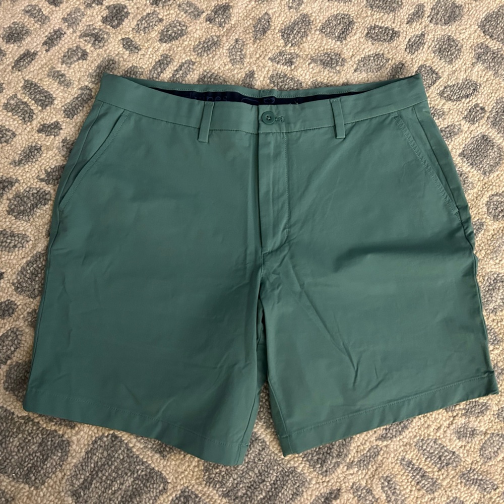 Vineyard Vines 9 Inch Men’s Performance Shorts *size 34* *NWOT*